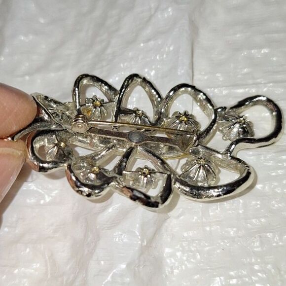 A Vintage Women's Brooch Pin Silver Tone Rhinestone Swirled Leaf Style Elegant - Picture 7 of 7